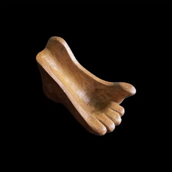 Suport din lemn pentru pipa in forma de picior