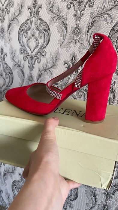 Продам стильные красные туфли