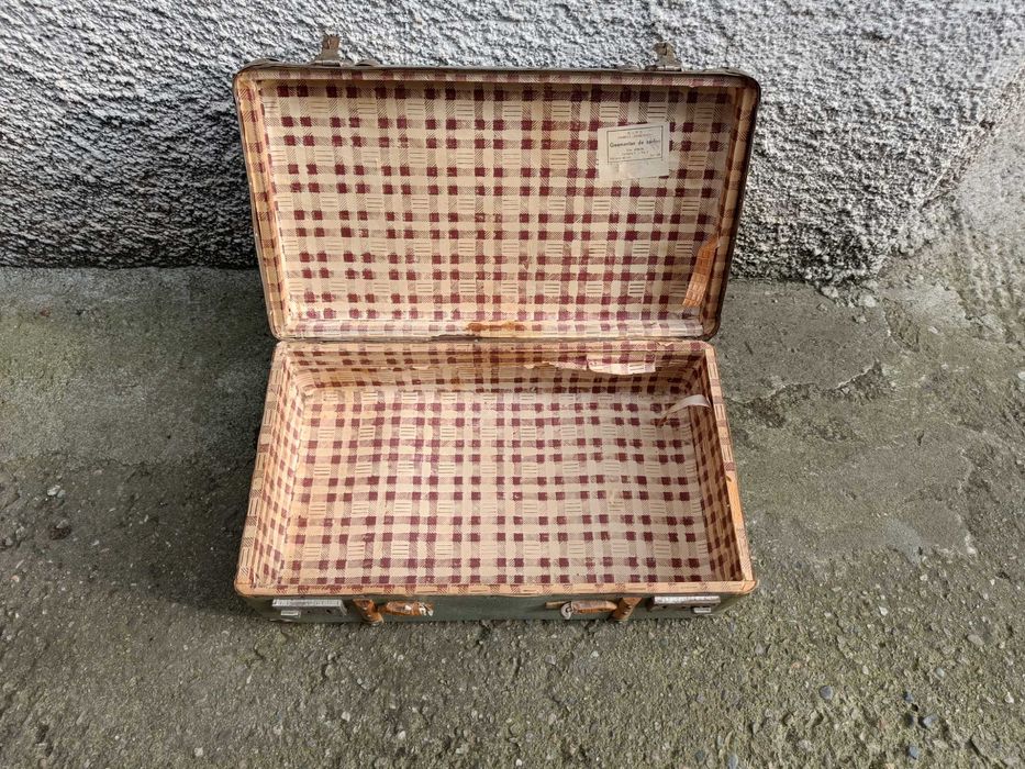 Vand valiză veche din carton cu colțuri și încuietori metalice