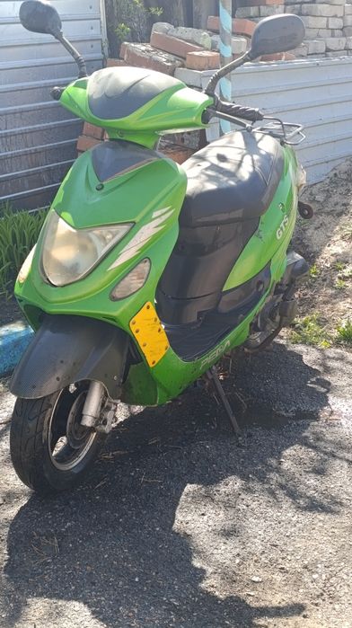 Скутер. Цвет зелёный. Торг