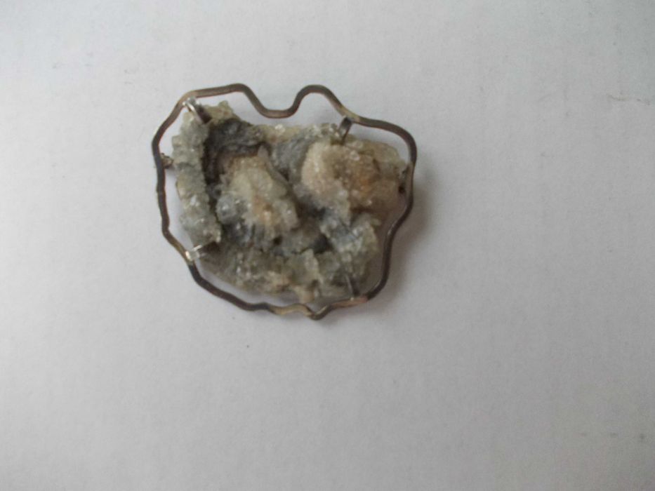 Brosa veche din argint cu cristal