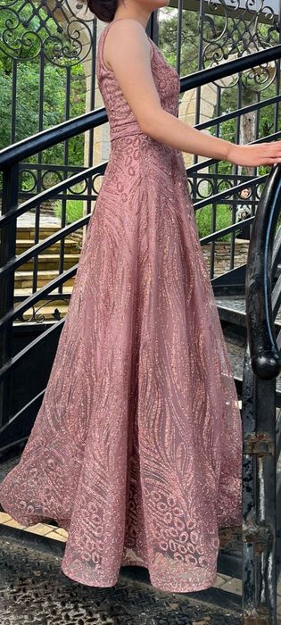 Дълга рокля облечена е 2 пъти