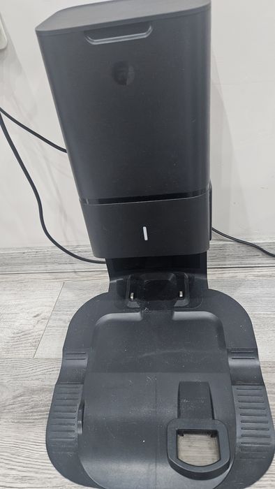 Прахосмукачка iRobot Roomba Combo i8+ със станция за автоматично изпразване – като нов