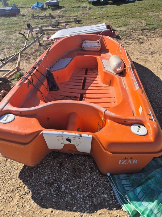 Продавам две лодки – RIB за възстановяване + пластмасова лодка IZAR | язовир Искър