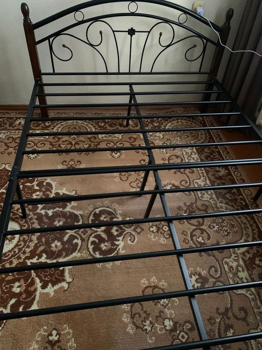 Кровать, матрас в отличном состоянии