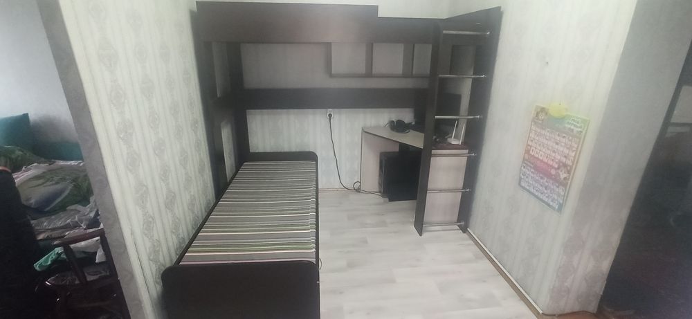Угловая двухъярусная кровать