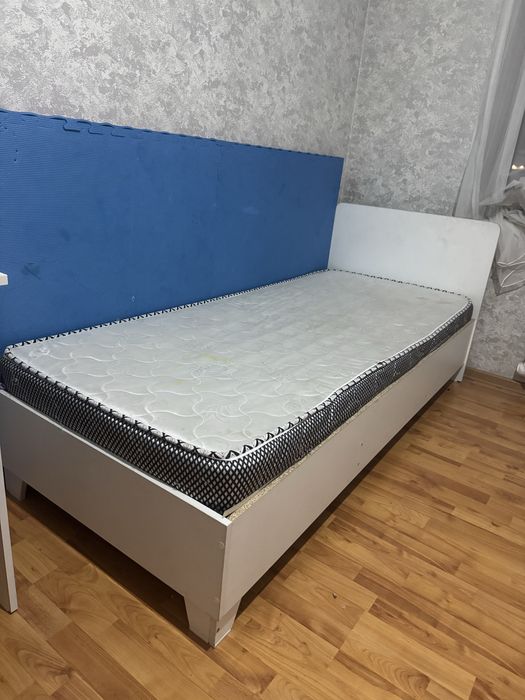 Кровать односпальная с матрасом