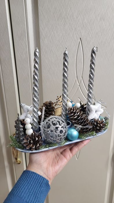 Подсвечники со свечами.