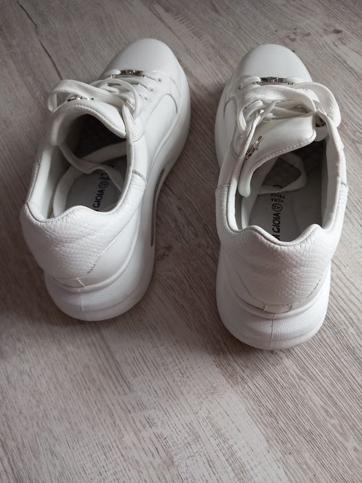 Ghete UGG Damă + Adidaşi tip elegant Bărbați Purtați puțin