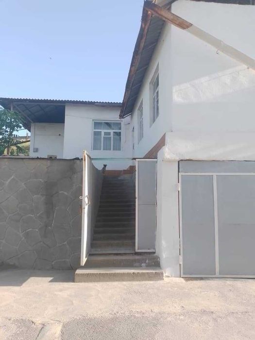 Продается большой дом с земельным участком в центре города