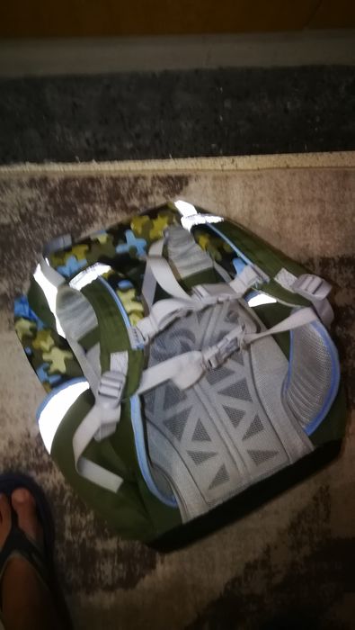 Продавам туристическа-ученическа раница с дъждобран