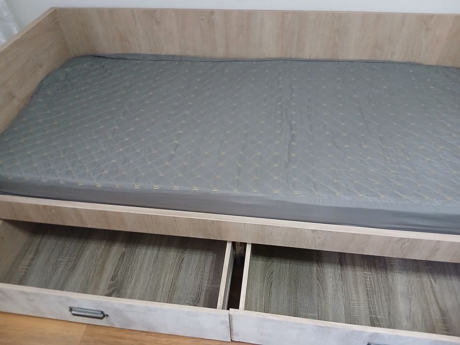 Продаю кровать б/у с матрасом