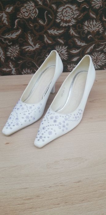 Продам белые туфли