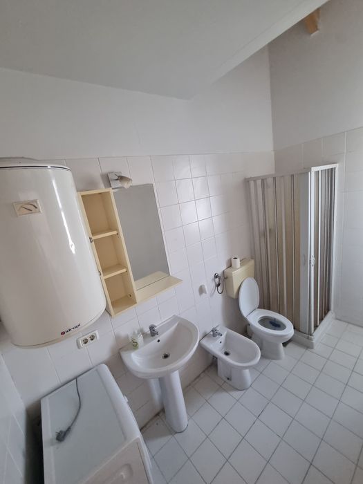 Proprietar inchiriez apartament cu o camera si living plus bucatarie