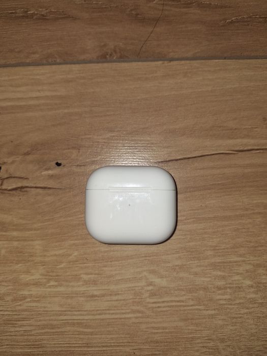 Продаю оригинальный кейс для AirPods 2 (без наушников)