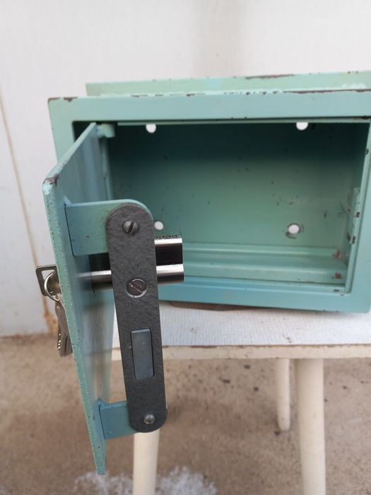 Продам сейф  для нужных вещей