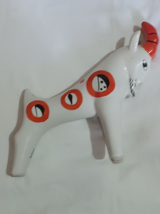 Продаю фарфоровую статуэтку