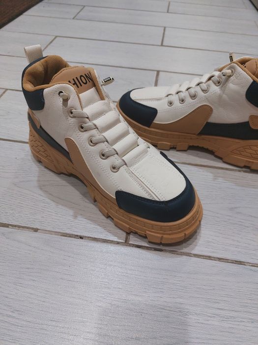 Продам ботинки женские