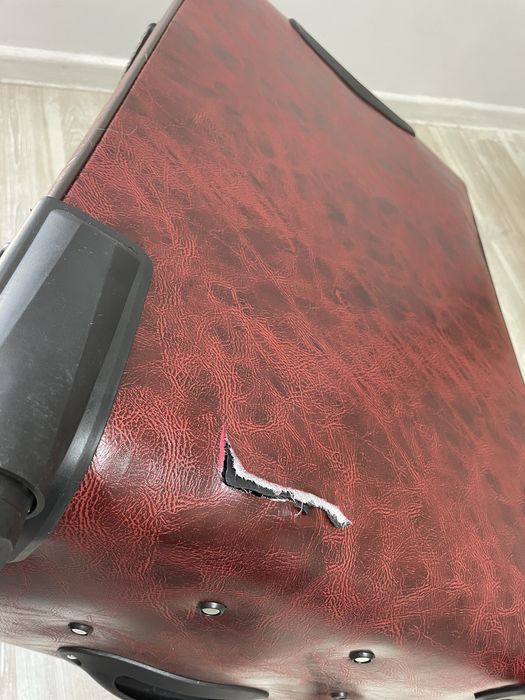 Большой чемодан L, не большой дефект