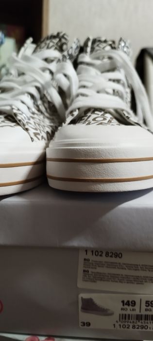 Високи кецове 39 номер.Нови.22лв.