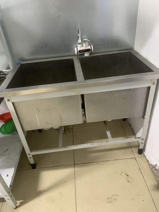 Продам стелажи столы