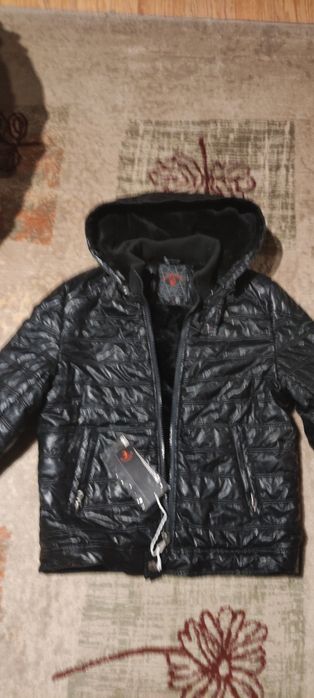 Яке черно  с качулка кожа