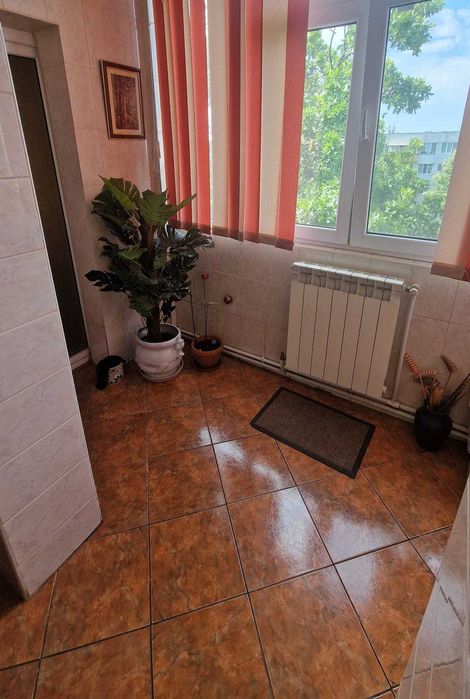 Inchiriez apartament 3 camere decomandat | Zona Liceul Auto