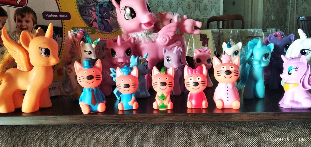 Детские игрушки , единорожки и игрушки  семейка Три кота.