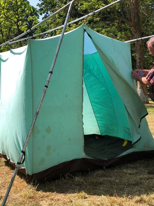 Cort 2 persoane pe schelet metalic cu hol si dormitor