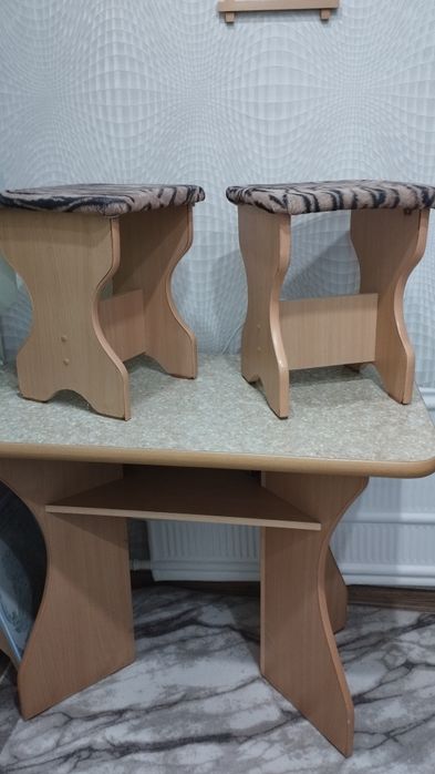 Кухонный стол с табуретами