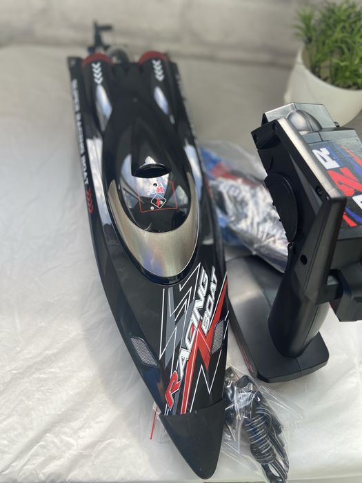 Lightning Racer – Бърза RC лодка 55 км/ч за водни приключения