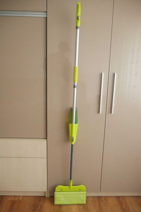 Mop plat cu pulverizator Rovus, microfibra, maner extensibil, 59 x 9 cm