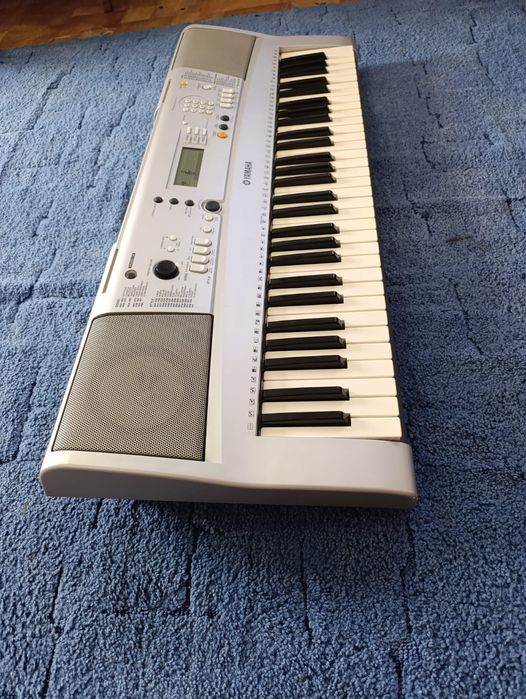 Продам синтезатор Yamaha PSR-E303.