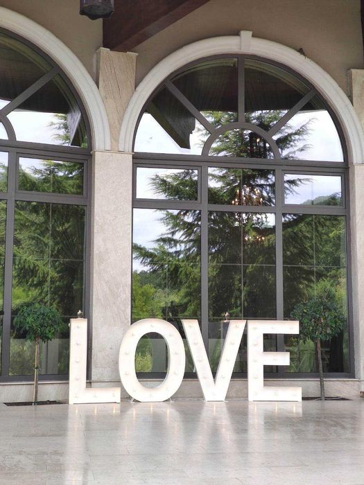 Litere luminoase LOVE de inchiriat