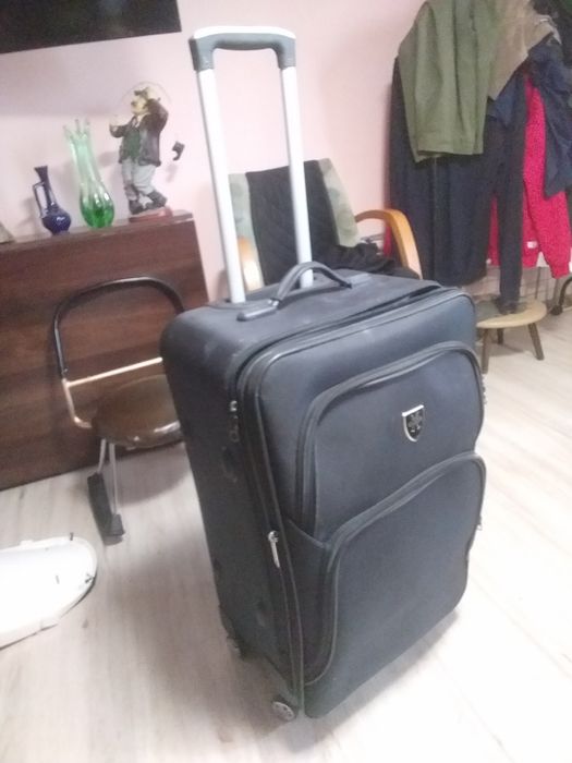 Продам дорожный чемодан в хорошем состоянии