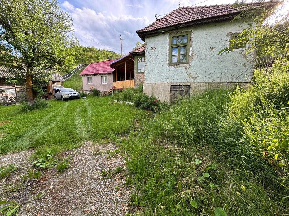 Casa de vanzare la tara , judetul Bacau, satul Bolovanis, plus anexa si sura. Suprafata teren 2000mp.