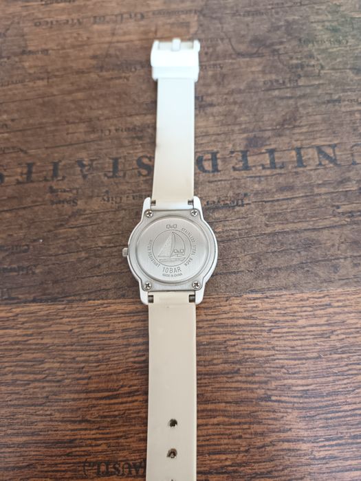 Часовник цвят: бял