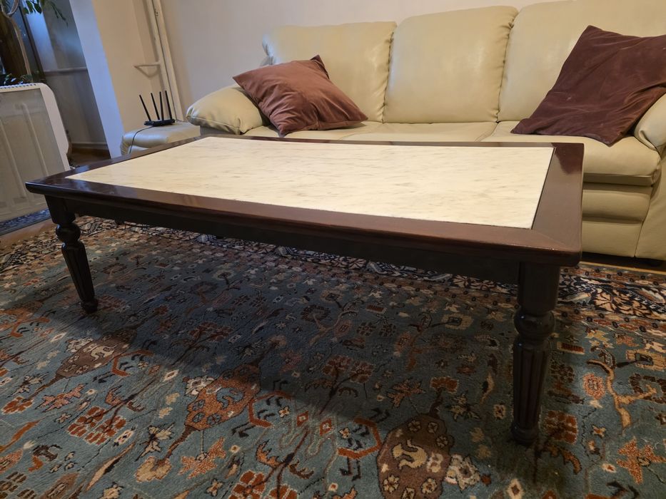 Продавам комплект диван с две табуретки и масивна холна маса