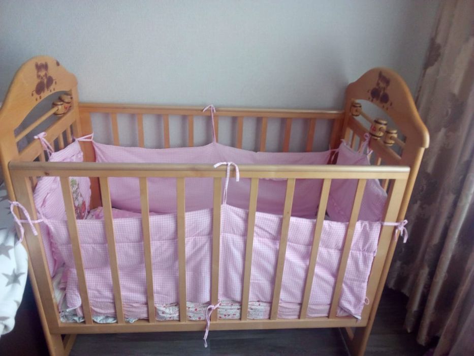 Продам бортики на кроватку для девочки