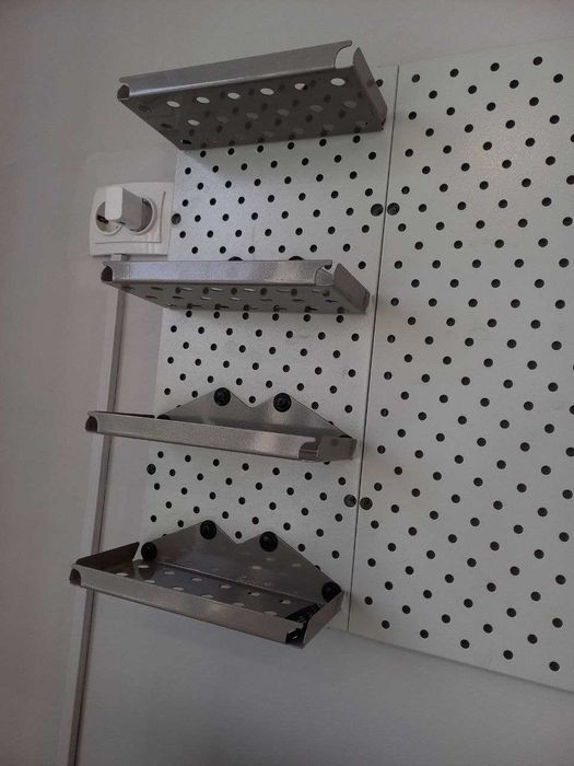 Перфопанель, do'konda ilgaklar uchun teshilgan panel