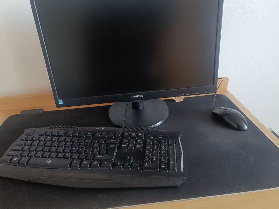 Vând calculator cu monitor