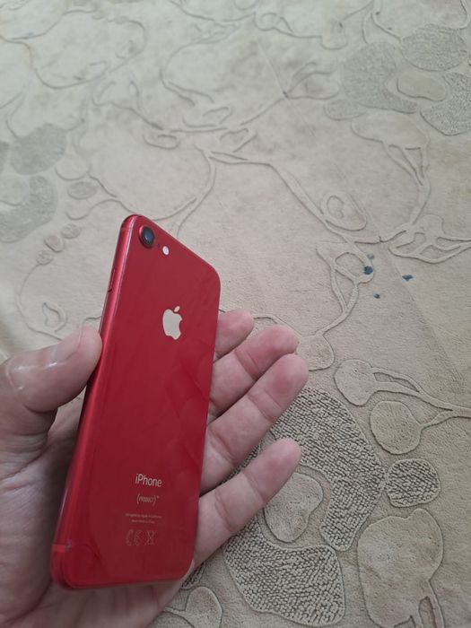 Продам айфон 8.