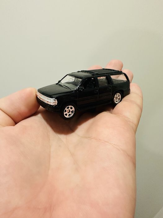 Chevrolet suburban 1/64 моделька