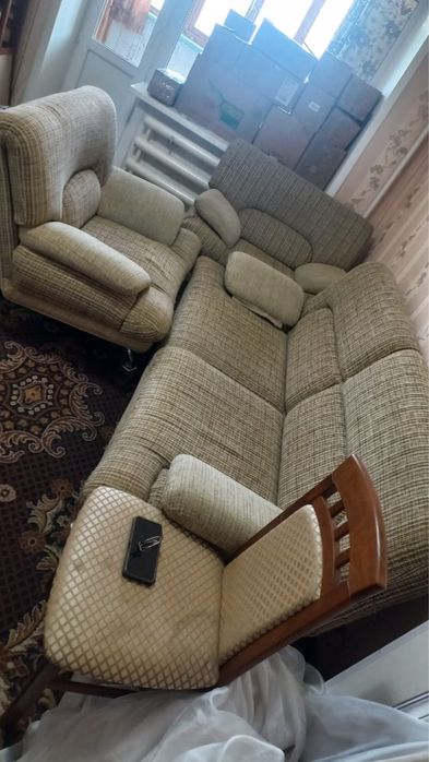 Продам диван с двумя креслами