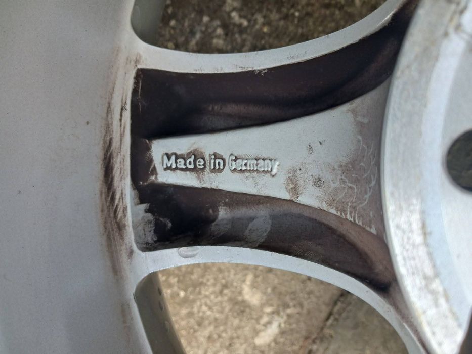 Алуминиеви джанти с гуми Мишелин.
Летни.
225/50/16".
За М-с 8j×16H2 ET