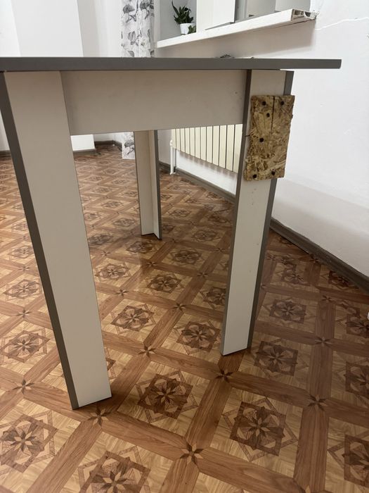 Продам стол дефект ножки