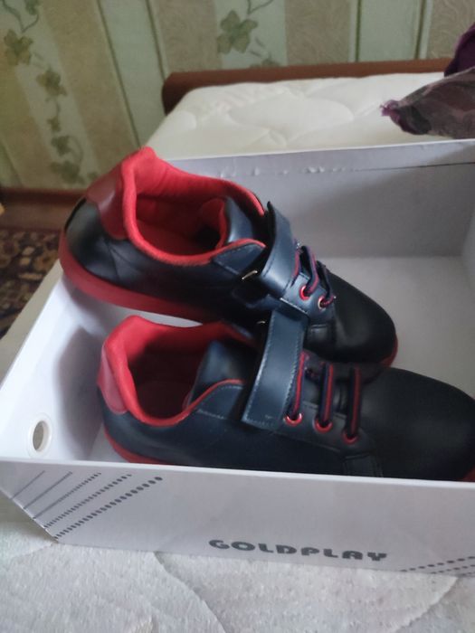 Кроссовки  кожа р.35