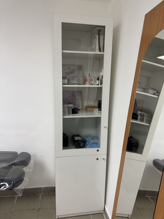 Шкаф белый для дома или коммерции