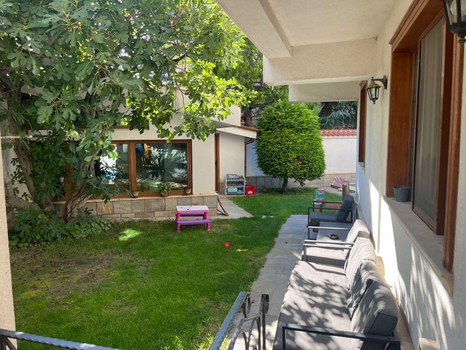 Три етажна вила в Марково