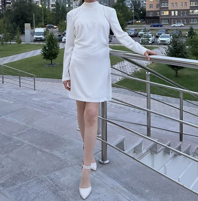 Продам платье. Надевала лишь один раз. Длина миди, размер-36